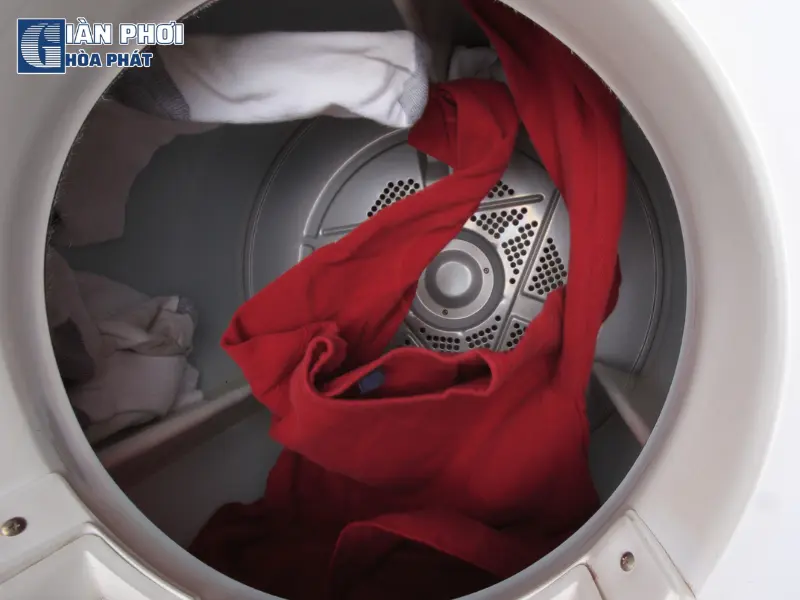 Sử dụng máy sấy quần áo để sấy quần áo khô nhanh