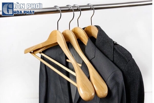 Sử dụng móc treo chuyên dụng để phơi áo vest