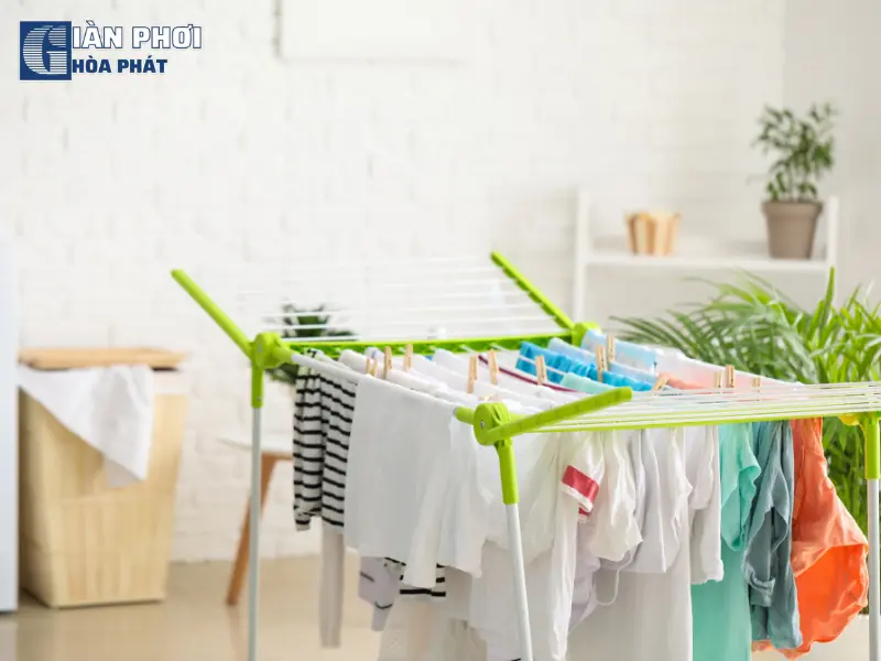 Phơi quần áo cách nhau một khoảng để quần áo nhanh khô