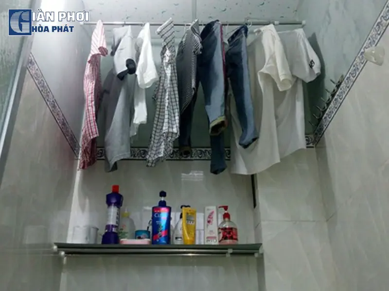 quần áo phơi trong nhà có mùi
