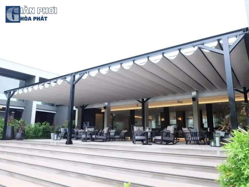 Mái xếp lượn sóng che phủ không gian ngoài trời của một quán cafe