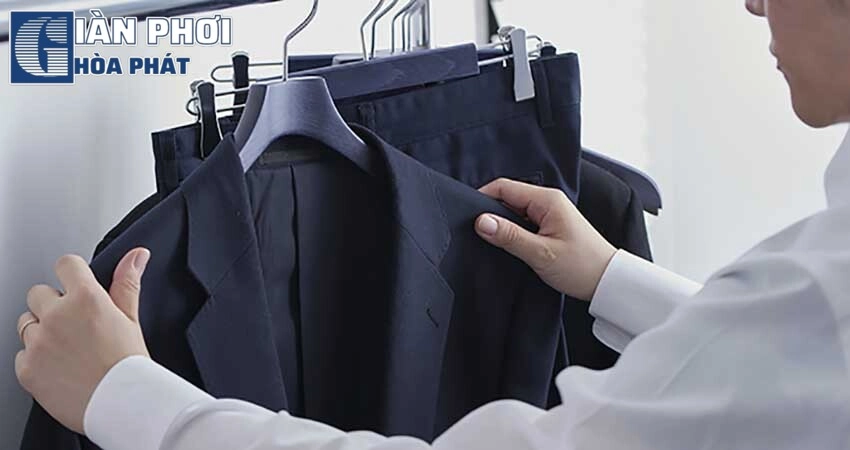 Nên để áo vest khô tự nhiên thay vì sử dụng máy sấy