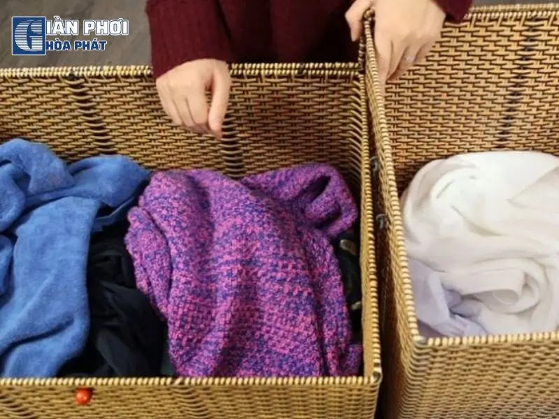 Phân loại quần áo trước khi giặt 
