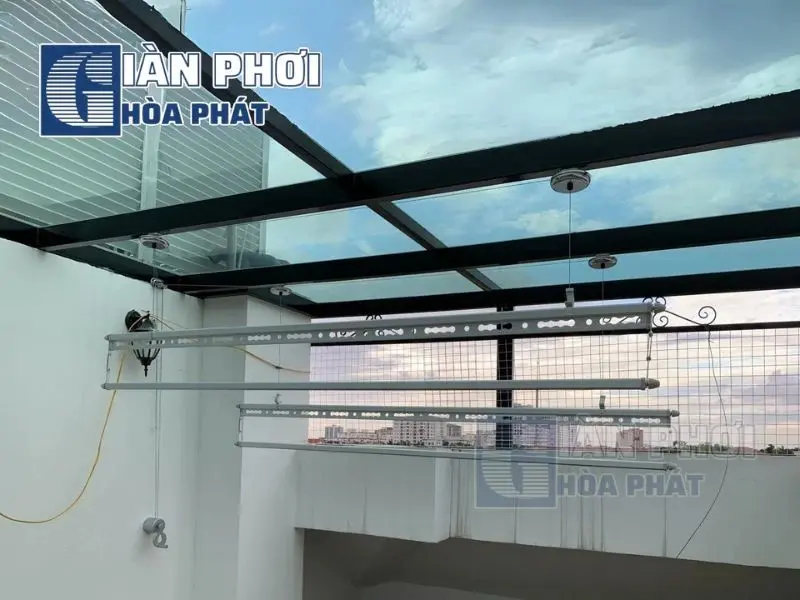 Sử dụng giàn phơi thông minh Hòa Phát để phơi quần bò Sử dụng giàn phơi thông minh Hòa Phát để phơi quần bò