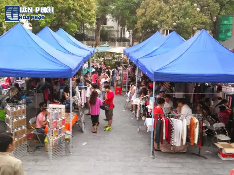 Một gian hàng hội chợ sử dụng nhà bạt màu xanh để trưng bày sản phẩm