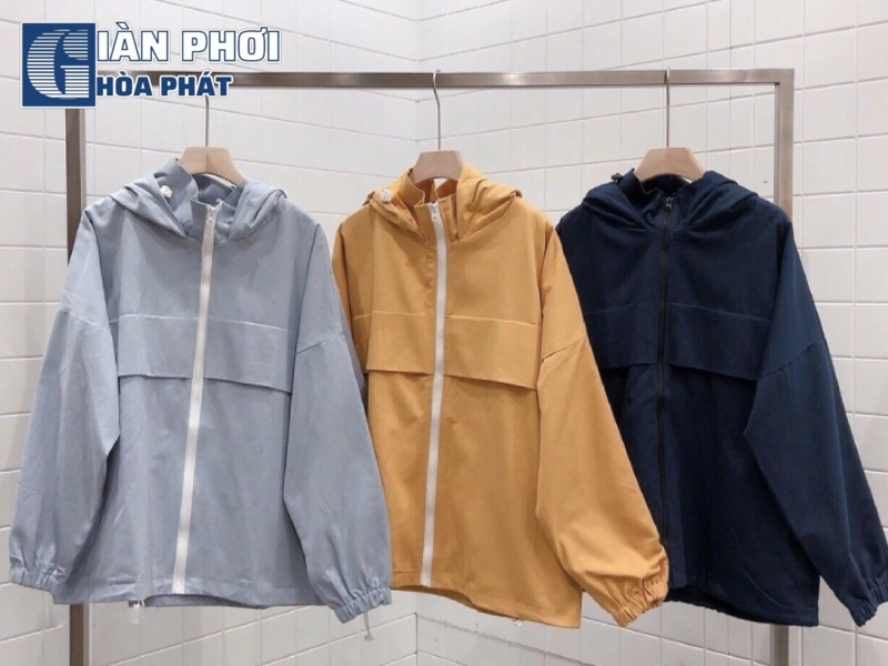 Sử dụng móc treo đúng cách để phơi áo khoác