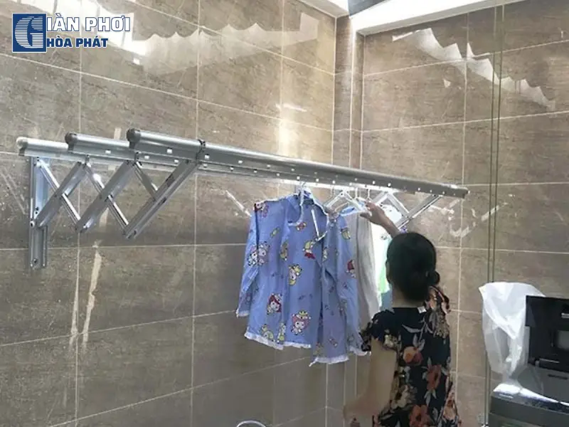 Lắp đặt giá phơi, dây phơi chắc chắn khi phơi quần áo trong không gian hẹp Lắp đặt giá phơi, dây phơi chắc chắn khi phơi quần áo trong không gian hẹp
