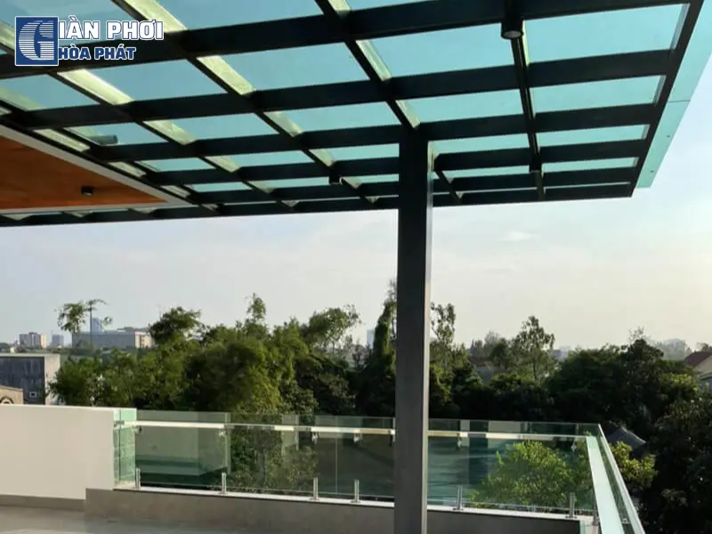 Mái che sân thượng bằng kính cường lực