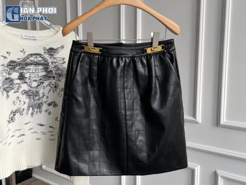 Tránh phơi chân váy da quá lâu Tránh phơi chân váy da quá lâu