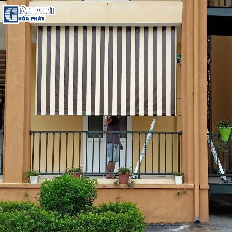 bạt tự cuốn che nắng mưa