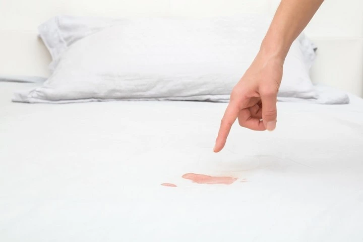 5+ Cách Tẩy Vết Máu Kinh Nguyệt Trên Ga Giường Hiệu Quả