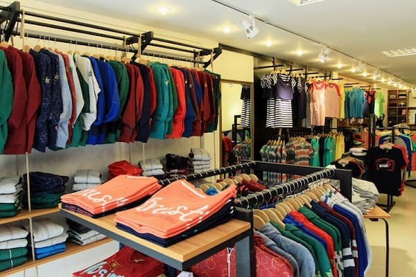 các mẫu kệ treo quần áo shop