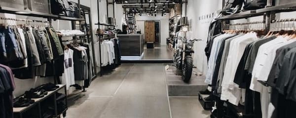 các mẫu kệ treo quần áo shop