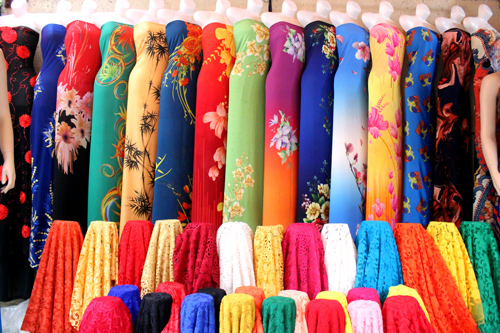 9++Mẫu Áo Dài Cách Tân Trung Niên Cho Phụ Nữ 50, 60 Tuổi